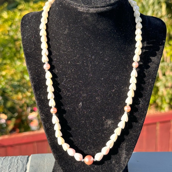 Mother of Pearl Queen Conch Pīkake & Edison Pearl Necklace Handmade - Picture 7 of 10